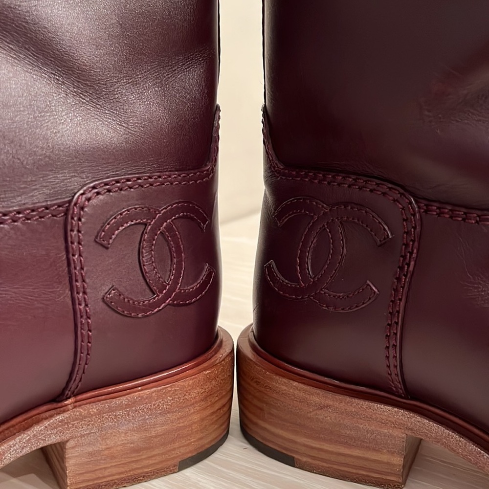 Chanel burgundy leather short heeled boot. Size 38.5 (euro)/ Size 8.5 (USA) - Picture 3 of 8
